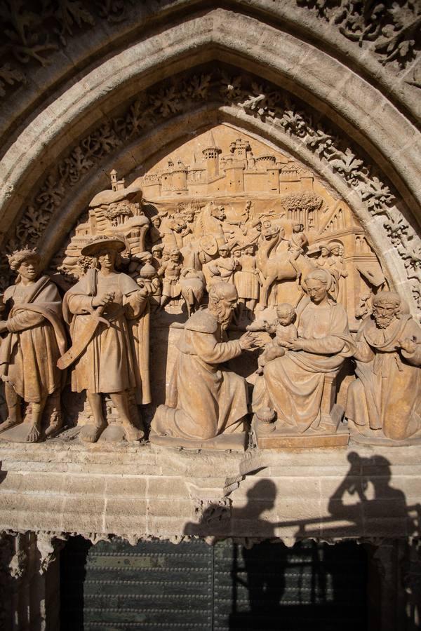 Así se cuidan las puertas de la Catedral de Sevilla