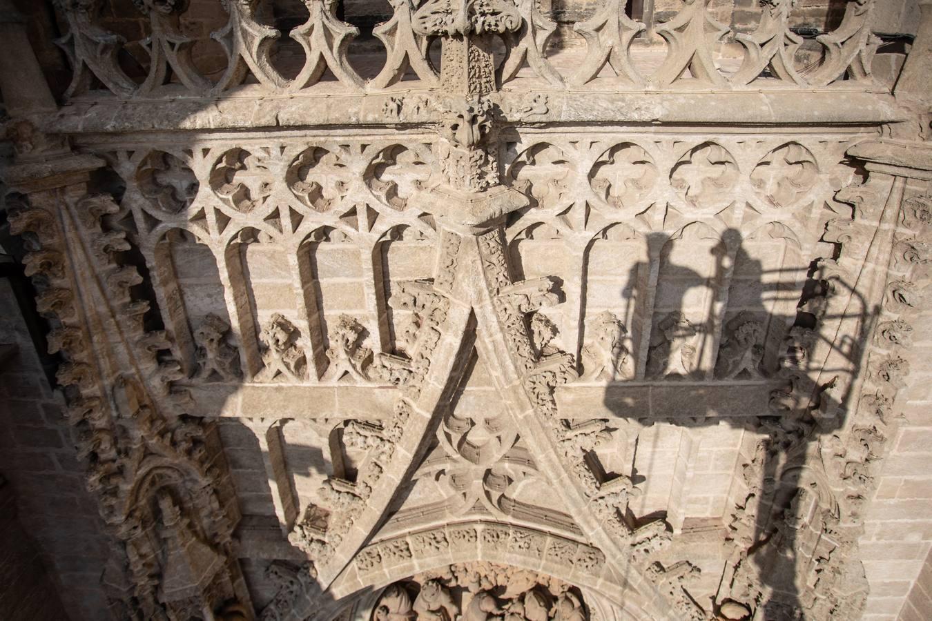 Así se cuidan las puertas de la Catedral de Sevilla