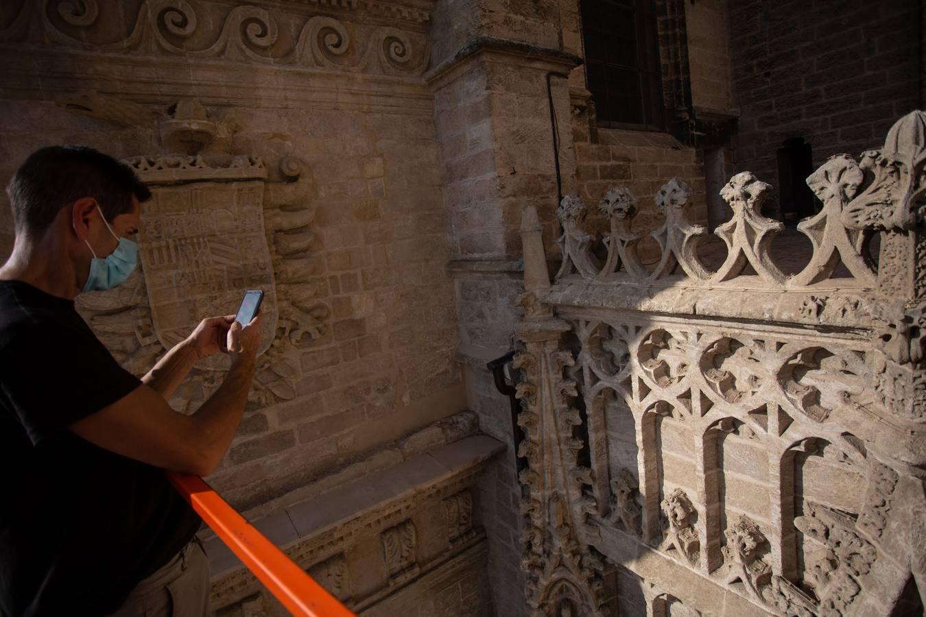 Así se cuidan las puertas de la Catedral de Sevilla