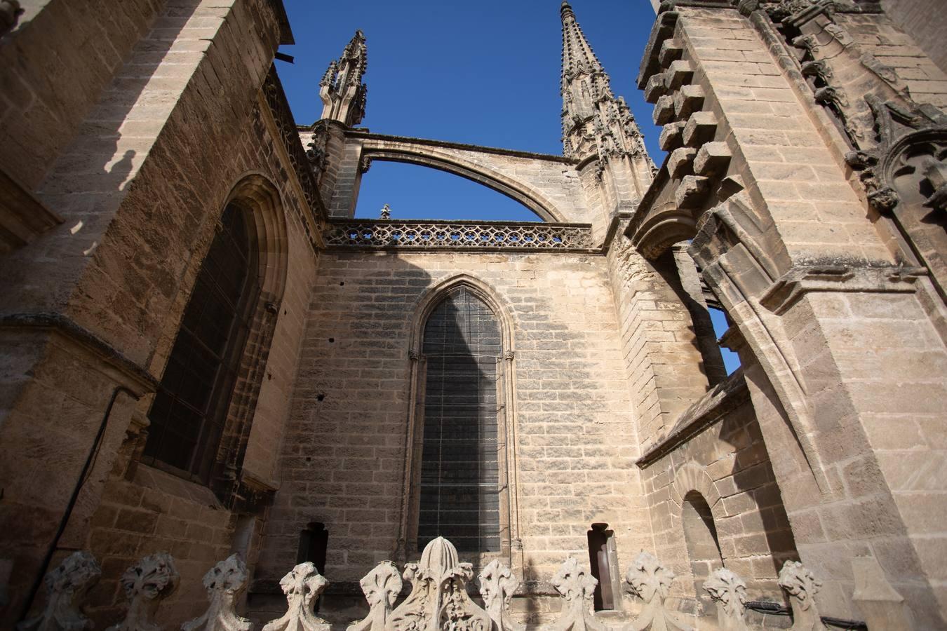 Así se cuidan las puertas de la Catedral de Sevilla