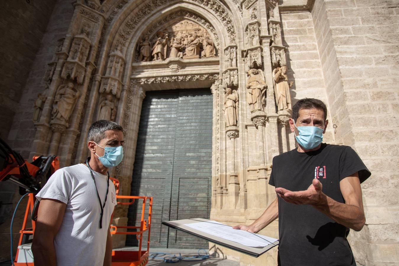 Así se cuidan las puertas de la Catedral de Sevilla