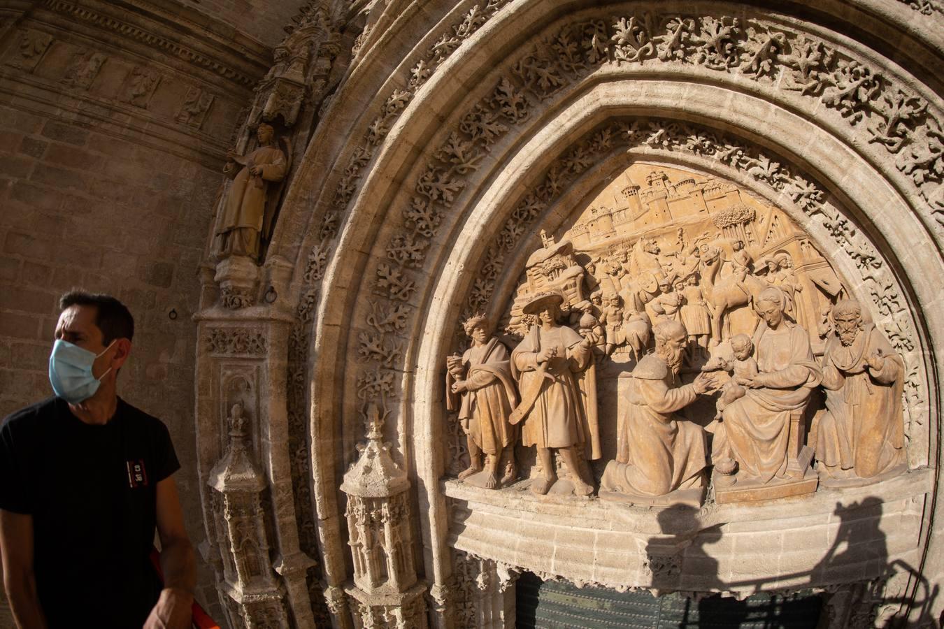 Así se cuidan las puertas de la Catedral de Sevilla