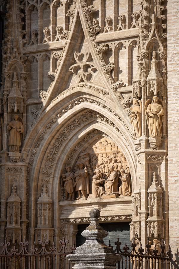 Así se cuidan las puertas de la Catedral de Sevilla