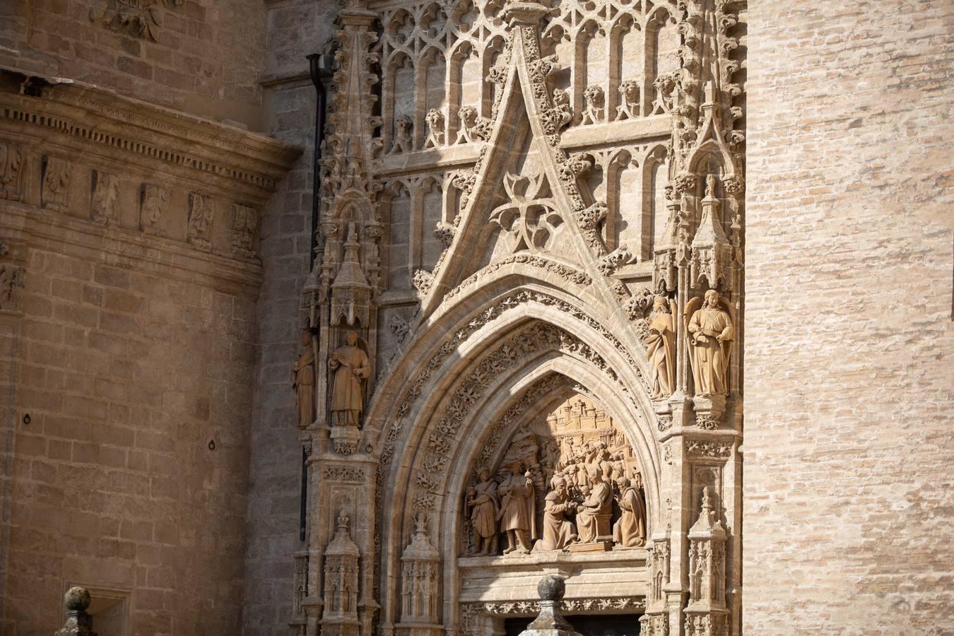 Así se cuidan las puertas de la Catedral de Sevilla