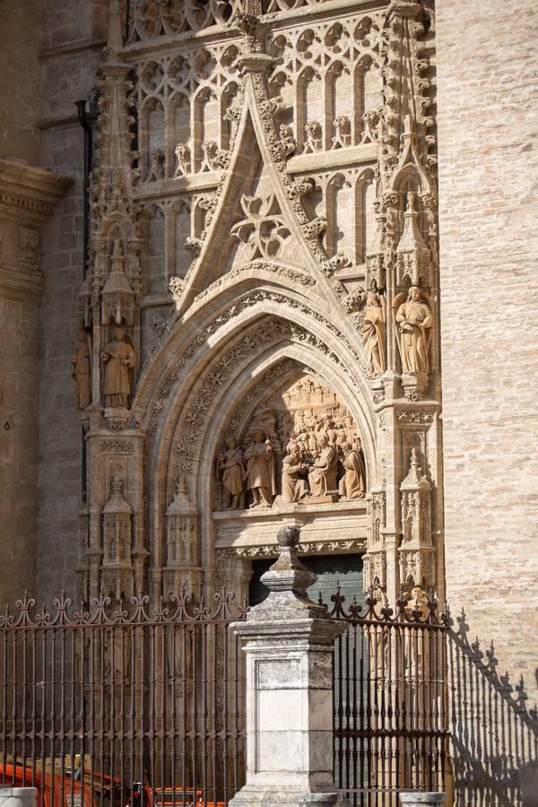 Así se cuidan las puertas de la Catedral de Sevilla