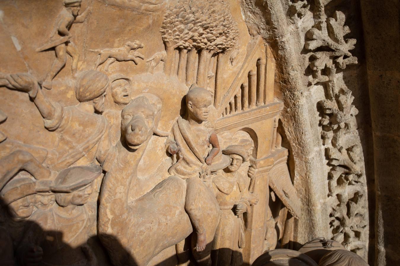 Así se cuidan las puertas de la Catedral de Sevilla