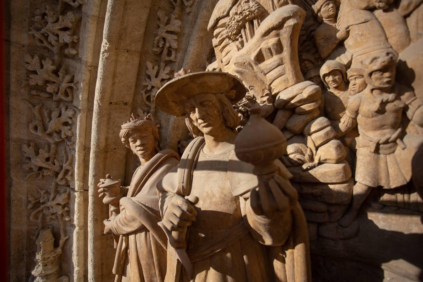 Así se cuidan las puertas de la Catedral de Sevilla