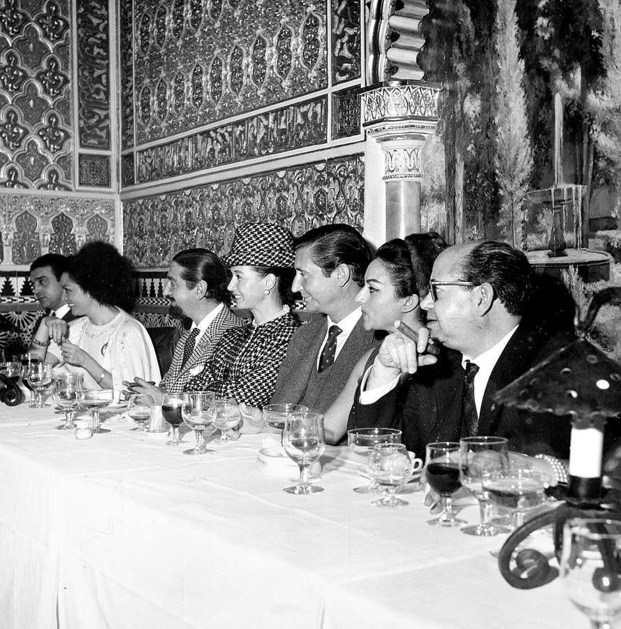 1. Lola Flores durante la entrega del «Garbanzo de Plata» que otorga el club de prensa del mismo nombre, en 1964