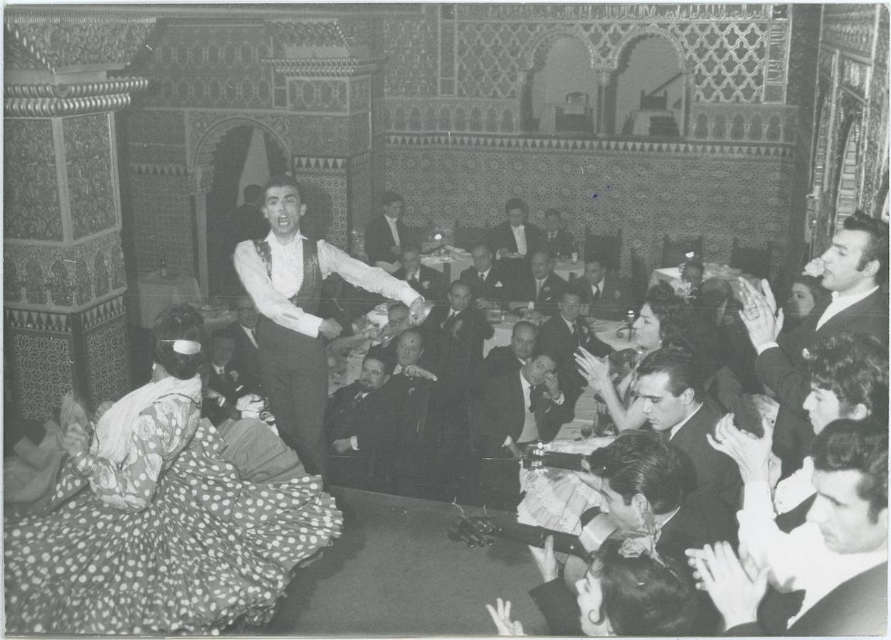 2. Actuación de un cuadro flamenco en el tablao Torres Bermejas en 1963. El público, un grupo de periodistas portugueses que con el Secretario Nacional De Información, Moreira Batista, y el jefe de los servicios de información fueron invitados por el Ministerio de Información y Turismo español.