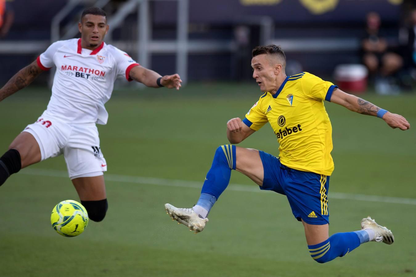 Las mejores imágenes del partido entre el Cádiz C.F. y el Sevilla F.C.