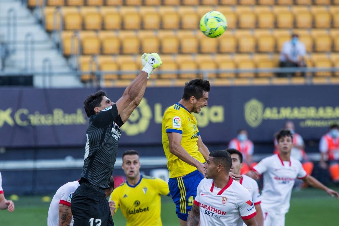 Las mejores imágenes del partido entre el Cádiz C.F. y el Sevilla F.C.