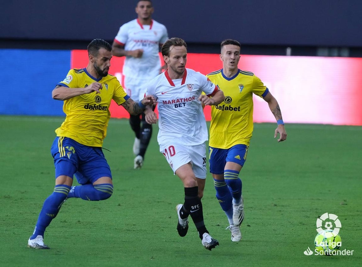 Las mejores imágenes del partido entre el Cádiz C.F. y el Sevilla F.C.