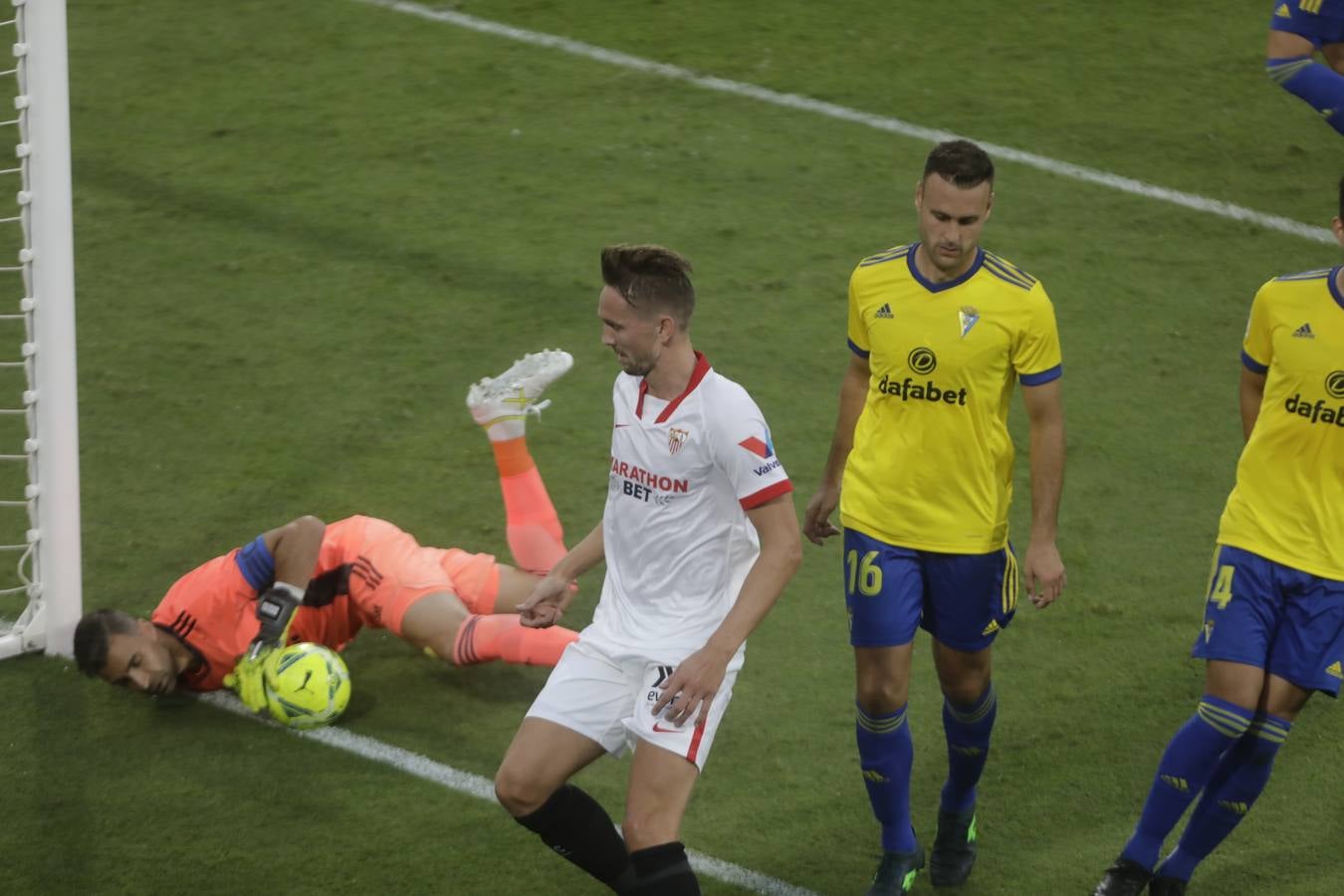 FOTOS: El partido Cádiz CF-Sevilla, en imágenes