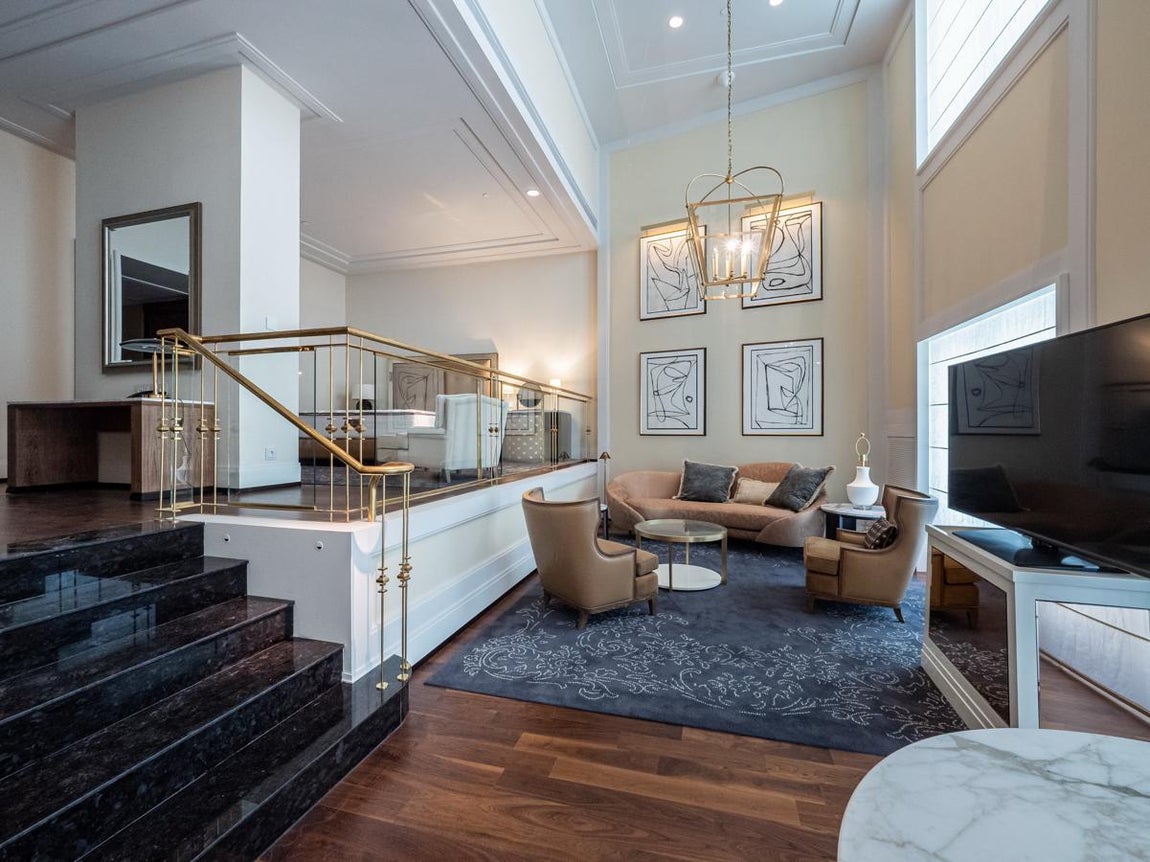 Las viviendas. Pero eso no es todo. Bajo el nombre de Four Seasons Private Residences, se han construido 22 viviendas particulares con un precio de 13.000 euros el metro cuadrado. Todas ellas están ya vendidas y como dato curioso habría que comentar que dentro de esta selección se encuentra el ático más caro de España cuyo precio superaría los 10 millones de euros.