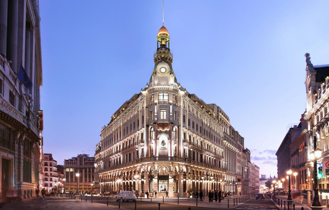 El edificio. El modo en el que se han respetado los 800 metros de fachadas es su principal punto fuerte. Tanto en la zona que da a la calle Sevilla como a Alcalá y la Carrera de San Jerónimo. La parte más antigua corresponde al antiguo Palacio de la Equitativa, de 1887, mientras que la que corresponde a la Galería Canalejas es de 1902. Tal y como puede leerse en su web, está inspirado en Madrid. “Rico en historia y carácter, Four Seasons Hotel Madrid reúne siete edificios históricos distintos que dan como resultado un interior repleto de descubrimientos excepcionales. Entre nuestras 200 habitaciones y suites, muchas cuentan con una disposición exclusiva. Algunas tienen un diseño en dos niveles conectados por una pequeña escalera”, explican.