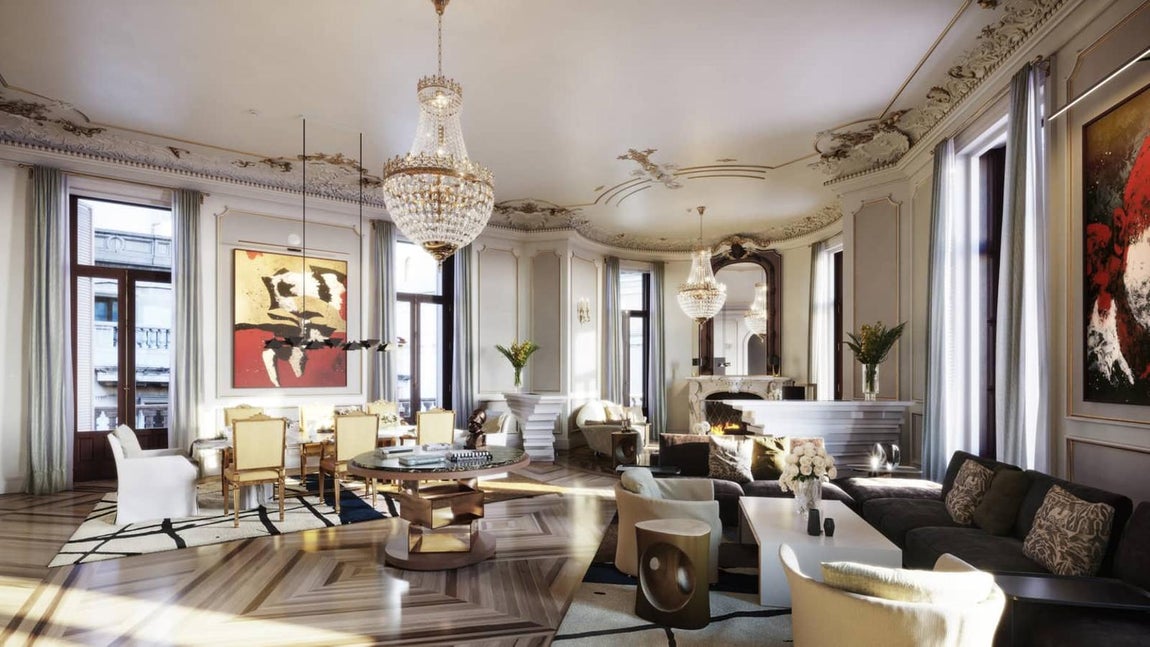 La Suite Real. Situada en la segunda planta del hotel y con más de 400 metros cuadrados de tamaño, se encuentra en el punto triangular que ofrece unas vistas privilegiadas. Solo apta para unos pocos privilegiados, posee una gran cantidad de detalles históricos que le aportan un toque más exclusivo aún si cabe como los techos de doble altura, los revestimientos de mármol o los suelos de piedra. En cuanto a la distribución, posee un gran vestíbulo, un comedor, una gran sala de estar, gimnasio, vestidor, baño con jacuzzi…