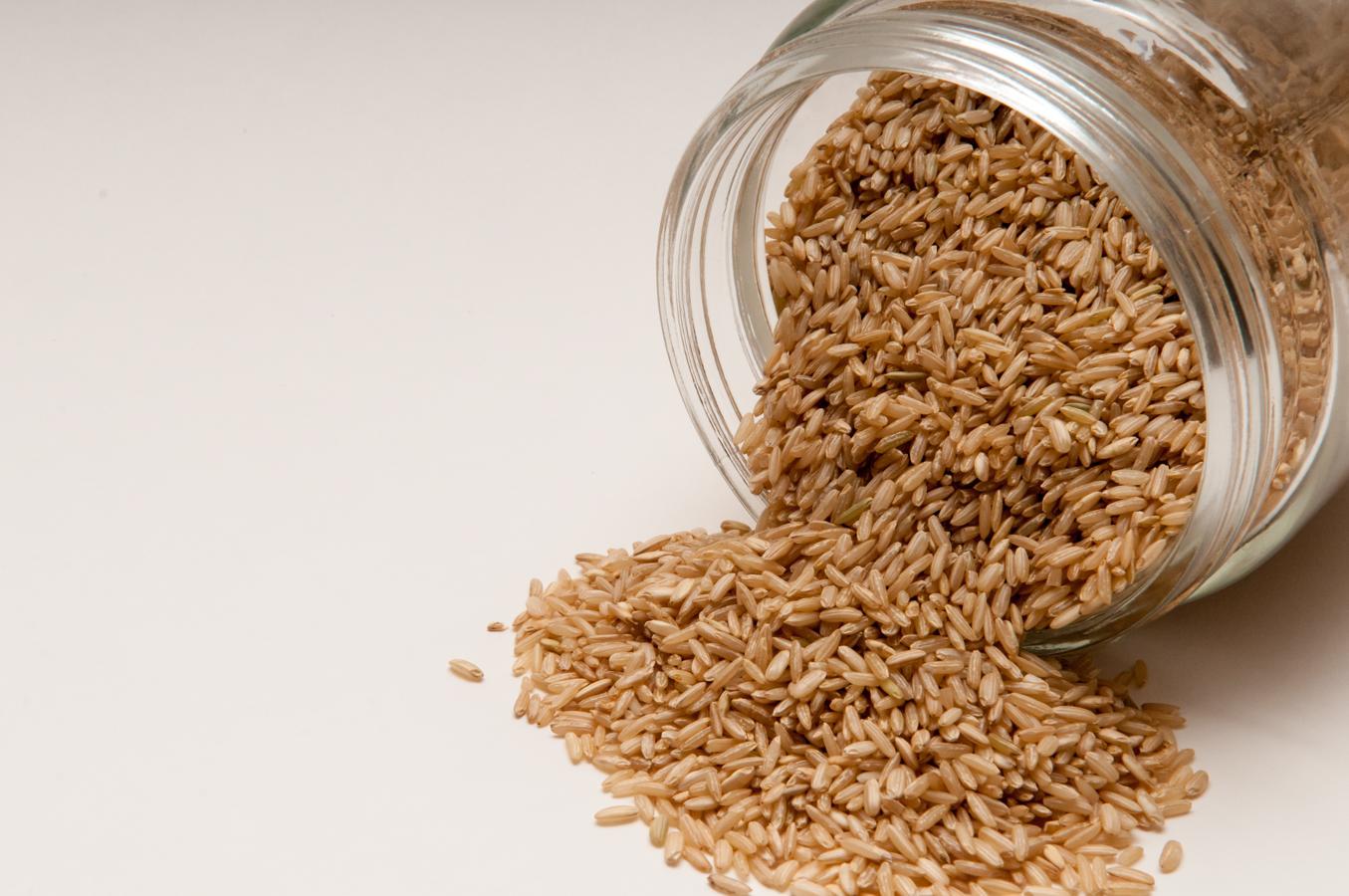 Arroz integral, el mejor para el corazón. A diferencia del arroz blanco, el integral es de grano entero, lo que incluye la cáscara fibrosa, el germen nutritivo y el endospermo. Su contenido en fibra ayuda a regular los niveles de azúcar en sangre, lo que permite controlar ciertas alteraciones cardiovasculares. A la hora de establecer <a href="https://www.abc.es/bienestar/alimentacion/etiquetas-alimentos/abci-tipos-arroz-diferencian-y-cual-mejor-201910310123_noticia.html">diferencias nutricionales entre el arroz blanco y el integral</a>, la versión integral es más cardiosaludable.