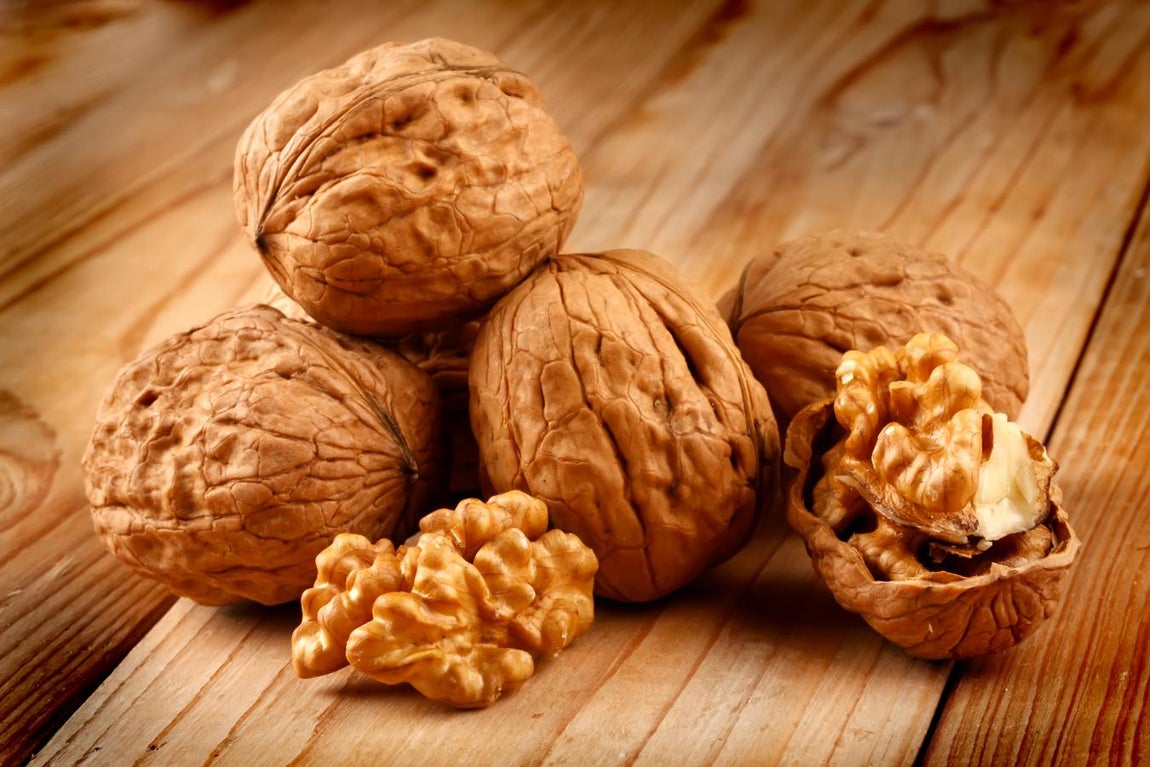 Nueces, frutos secos que protegen el corazón. La <a href="https://www.abc.es/bienestar/alimentacion/abci-nuez-201910141844_noticia.html">nuez </a>es uno de los frutos secos que aporta una mayor cantidad de ácido alfa-linolénico, el ácido graso <a href="https://www.abc.es/bienestar/alimentacion/abci-omega-3-202006170914_noticia.html">Omega-3</a> de origen vegetal. Su aporte de fitoesteroles y minerales ayudan a controlar los niveles de presión arterial y a prevenir las enfermedades vasculares. La vitamina B3 relaja los vasos sanguíneos y mejora la circulación de la sangre.