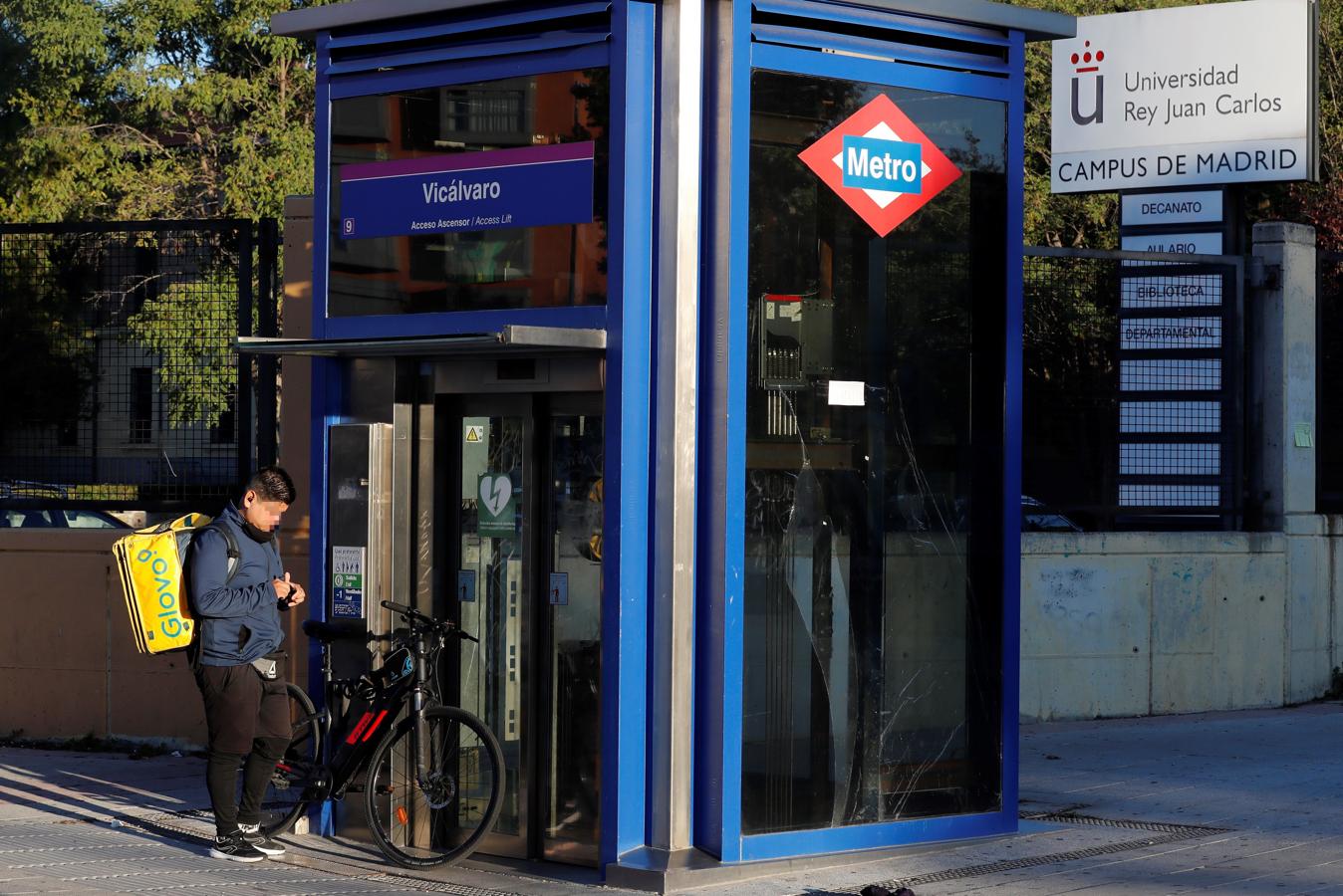 Rumbo al reparto. Un trabajor de Glovo se dispone a empezar la jornada desde una de las zonas con más contagios de Madrid