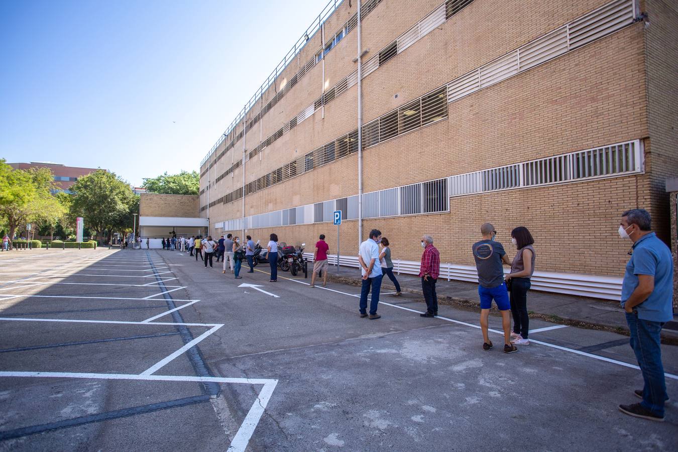 Colas en Reina Mercedes del personal de la Universidad de Sevilla para realizarse las pruebas PCR