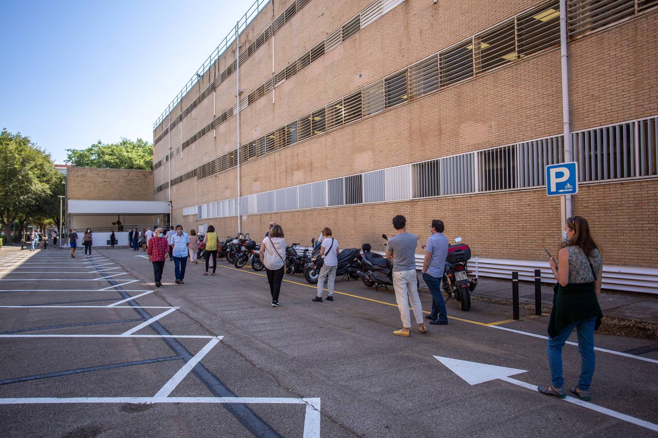 Colas en Reina Mercedes del personal de la Universidad de Sevilla para realizarse las pruebas PCR