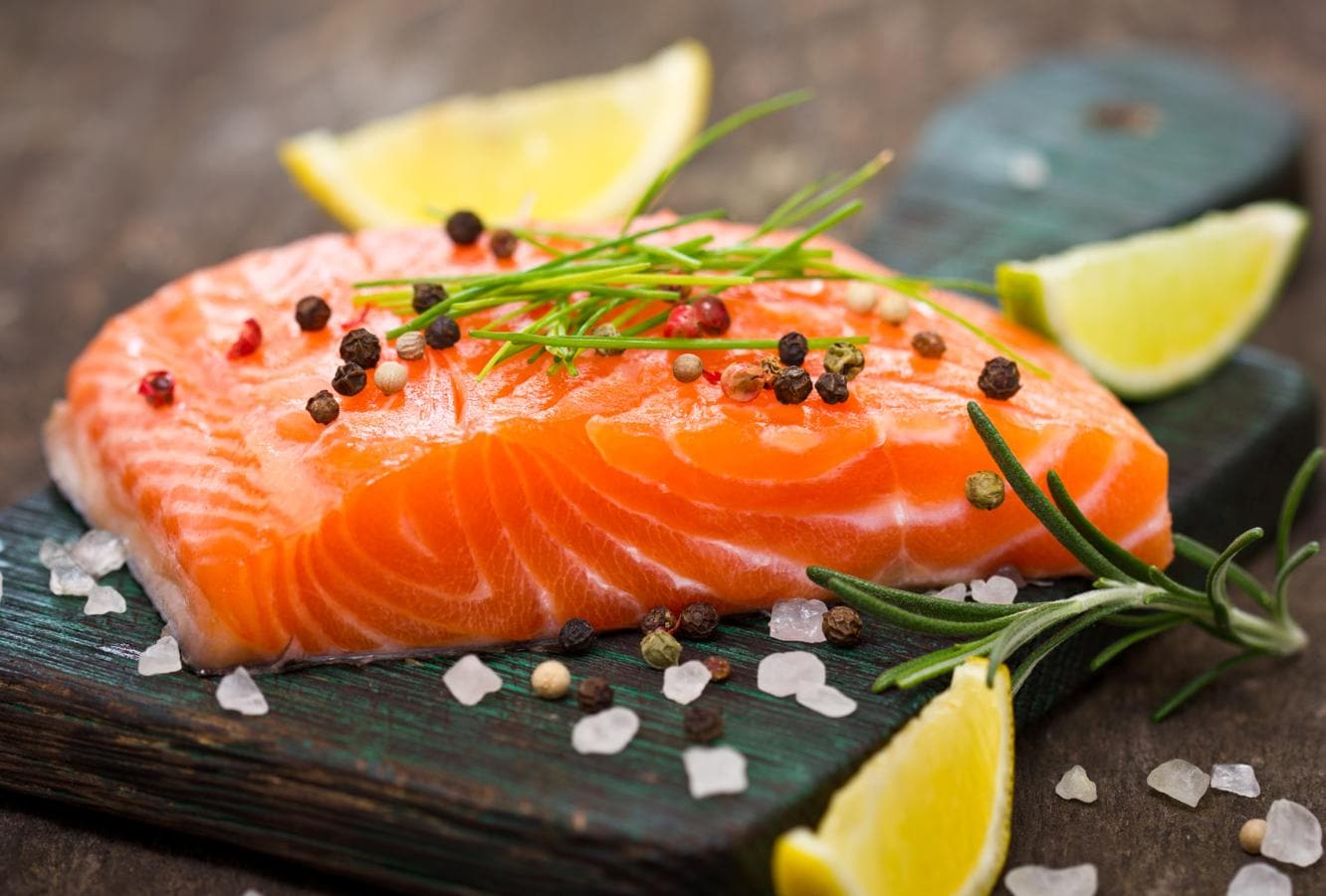 Salmón, alimento cardiosaludable. Al igual que otros pescados azules como la caballa, el atún, el arenque o la sardina su contenido en ácidos grasos Omega 3 reduce la tensión arterial y controla la coagulación. El aporte de vitaminas y minerales del <a href="https://www.abc.es/bienestar/alimentacion/abci-salmon-alimentos-mas-saludables-para-anadir-dieta-201910031317_noticia.html">salmón </a>ayuda a aumentar la fluidez de la sangre pues mejora la elasticidad de las paredes arteriales. Para obtener los beneficios cardioprotectores del pescado azul se aconseja su consumo de dos a tres veces por semana.