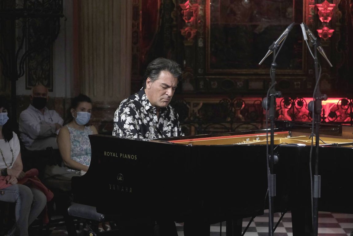 Dorantes muestra su «Identidad» en la Iglesia de San Luis de los Franceses