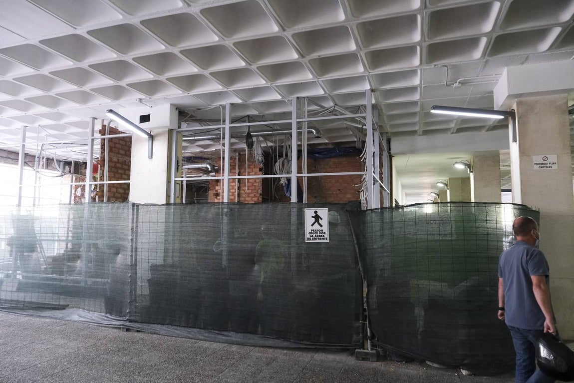 Fotos: la visita de Juanma Moreno al hospital Puerta del Mar de Cádiz