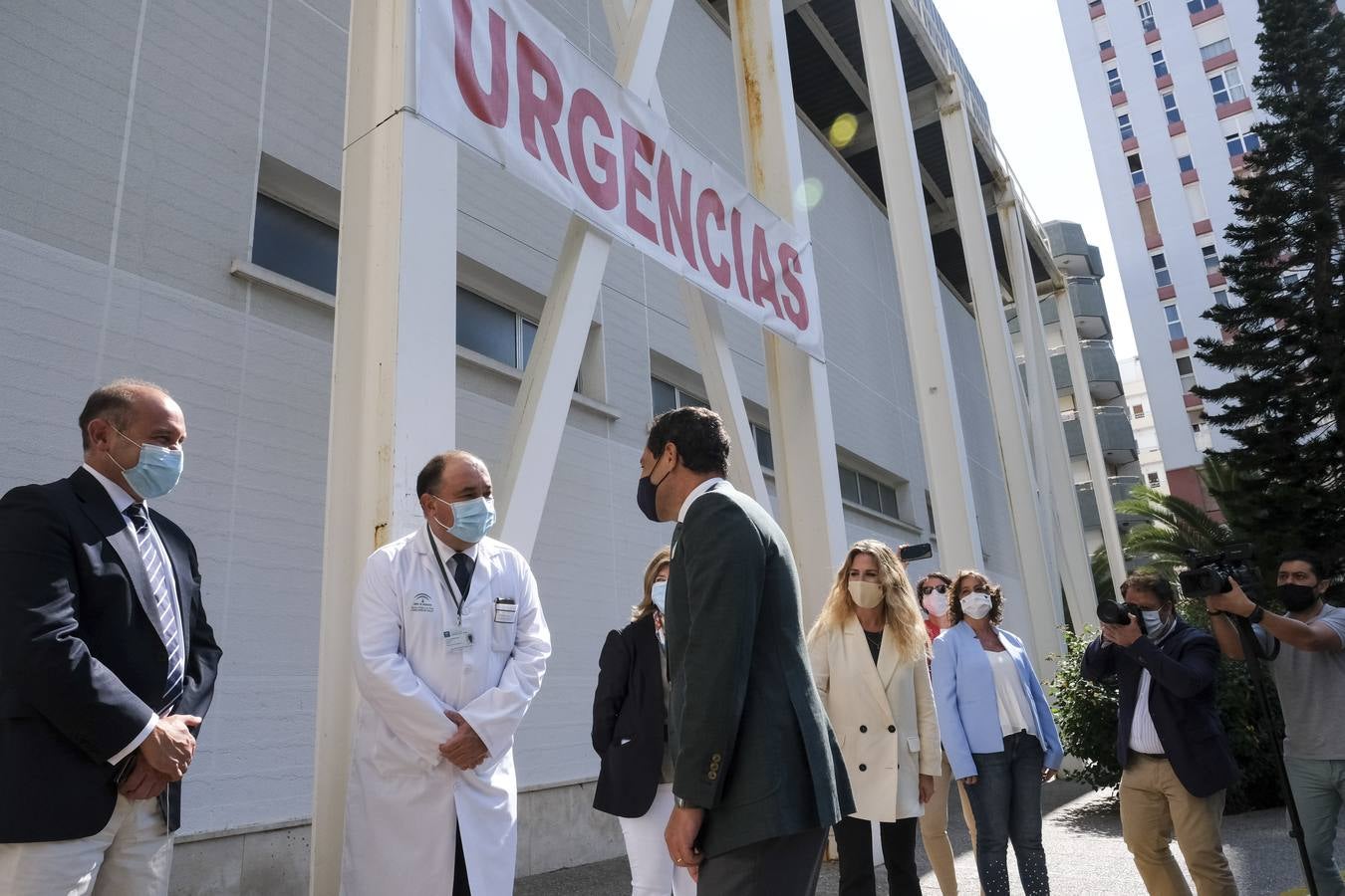 Fotos: la visita de Juanma Moreno al hospital Puerta del Mar de Cádiz