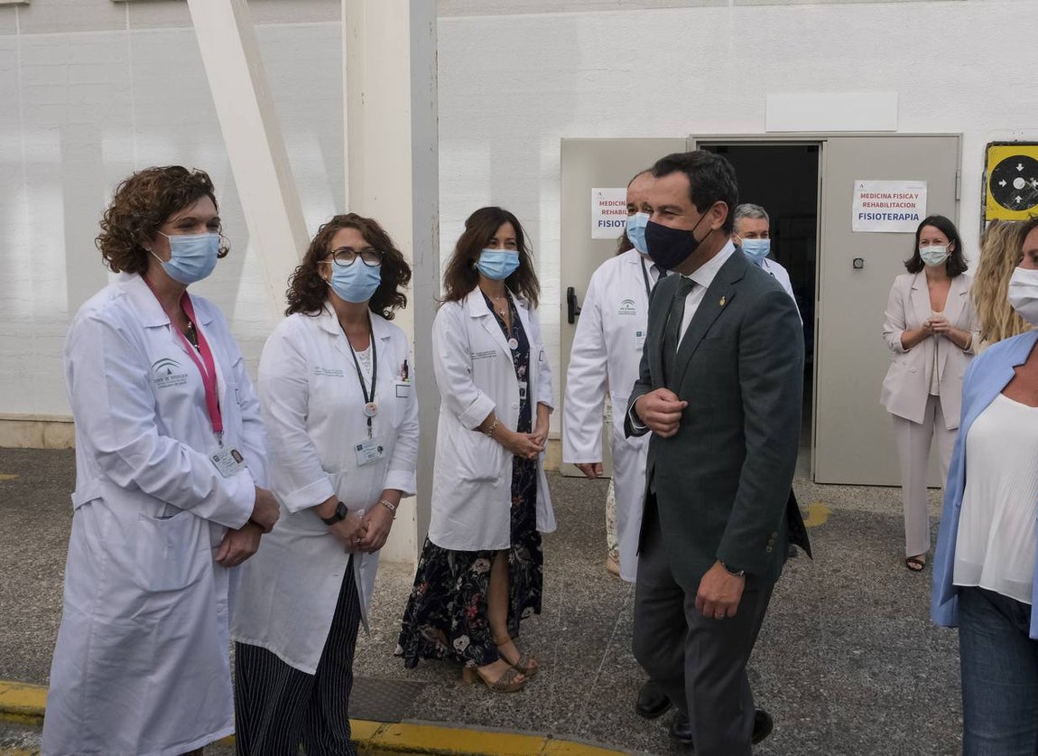 Fotos: la visita de Juanma Moreno al hospital Puerta del Mar de Cádiz