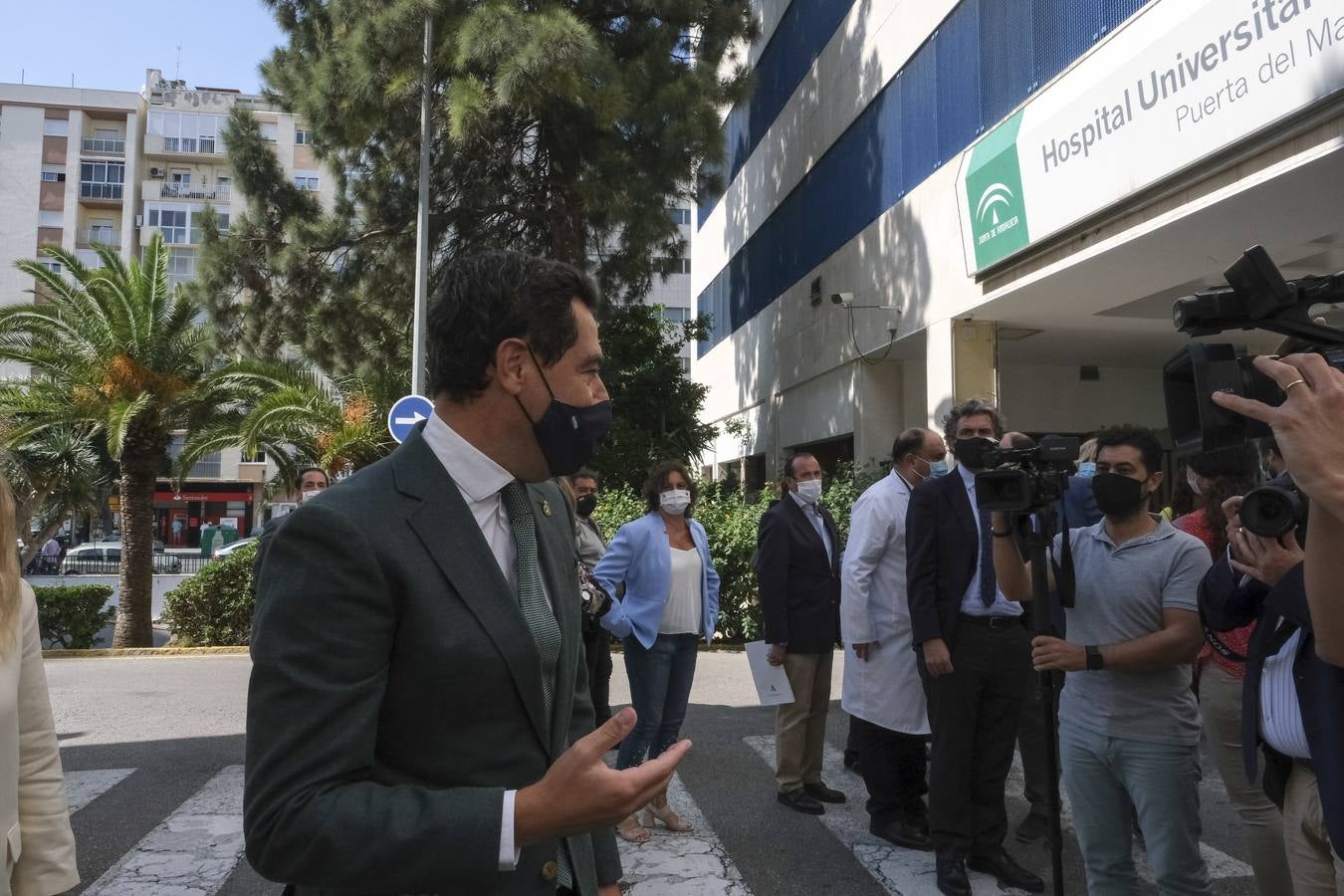 Fotos: la visita de Juanma Moreno al hospital Puerta del Mar de Cádiz