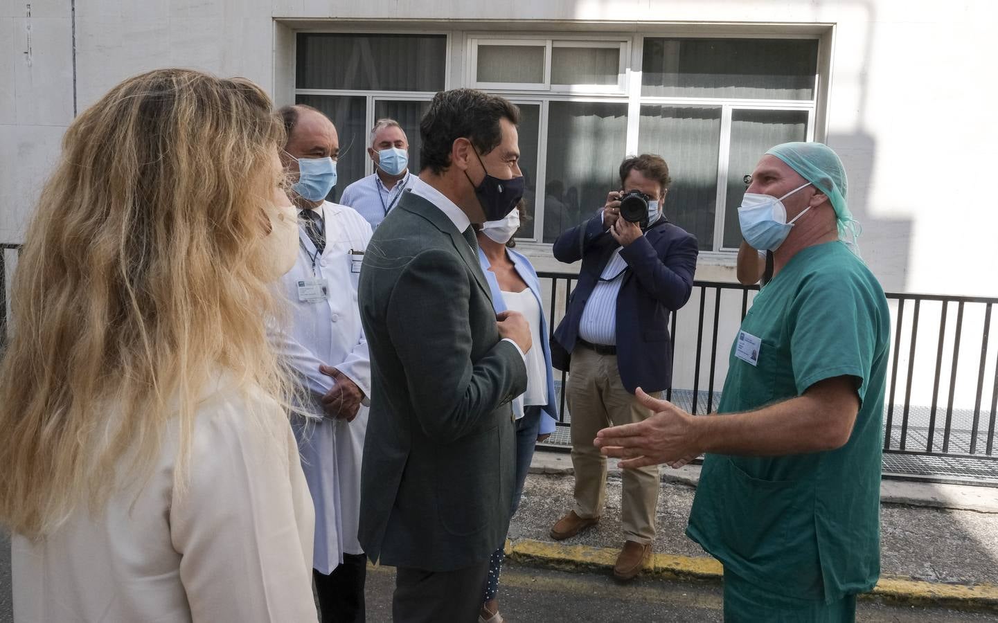 Fotos: la visita de Juanma Moreno al hospital Puerta del Mar de Cádiz