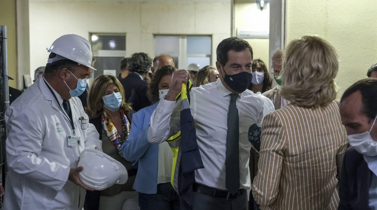 Fotos: la visita de Juanma Moreno al hospital Puerta del Mar de Cádiz