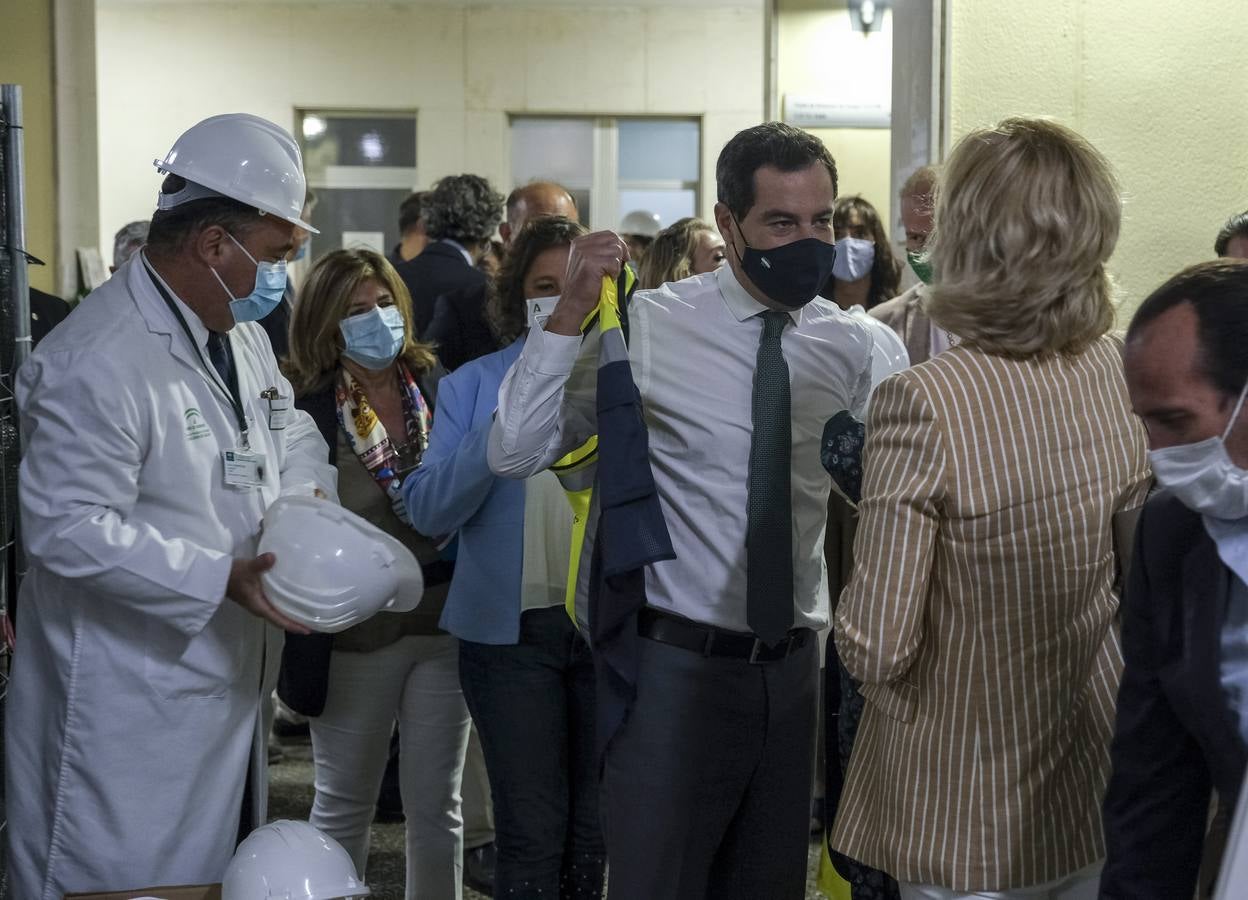 Fotos: la visita de Juanma Moreno al hospital Puerta del Mar de Cádiz