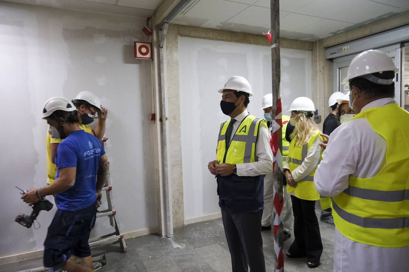 Fotos: la visita de Juanma Moreno al hospital Puerta del Mar de Cádiz