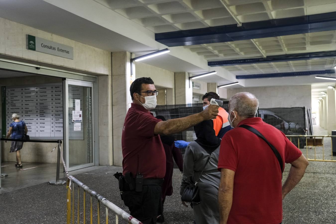 Fotos: la visita de Juanma Moreno al hospital Puerta del Mar de Cádiz