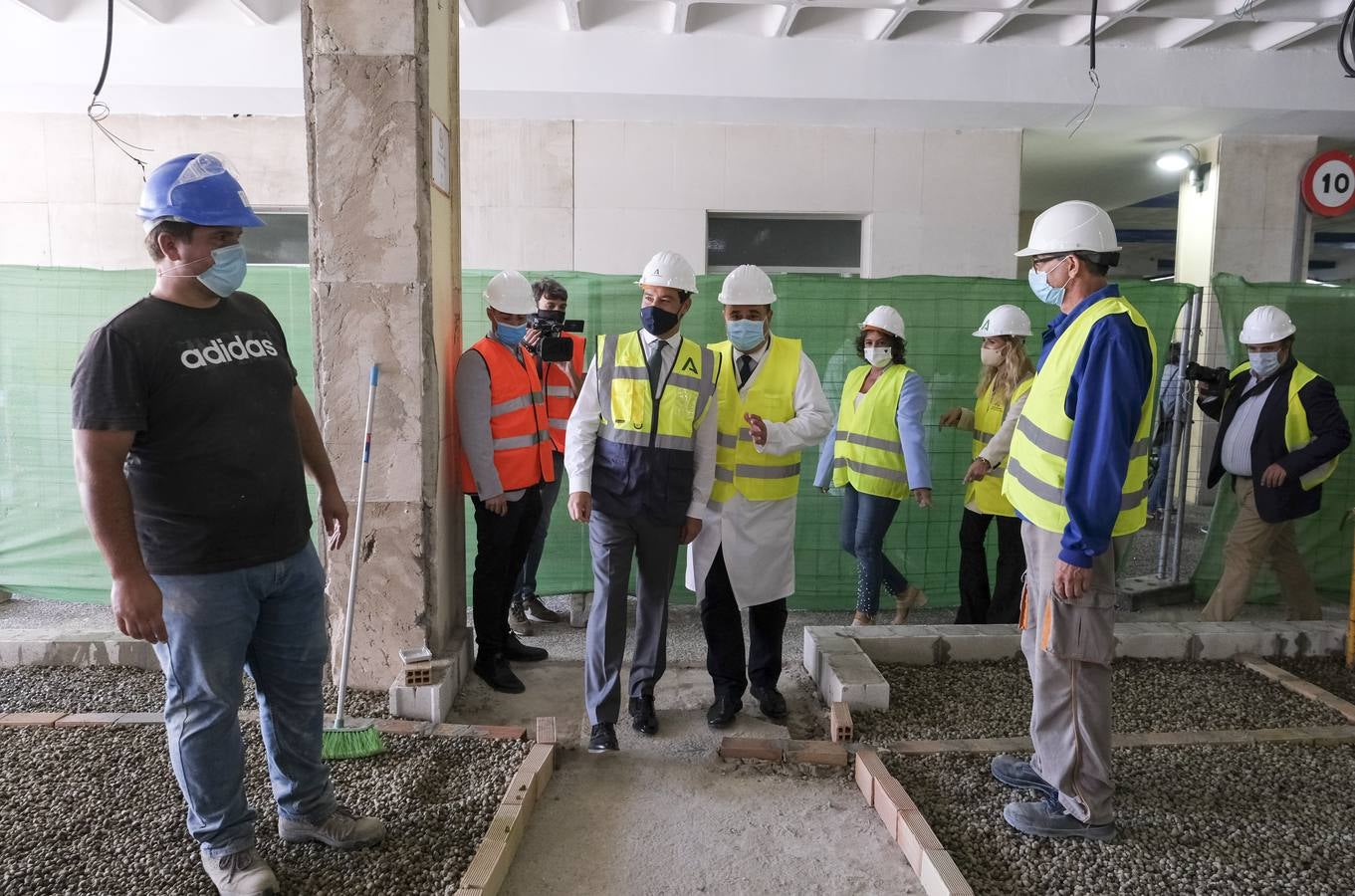 Fotos: la visita de Juanma Moreno al hospital Puerta del Mar de Cádiz