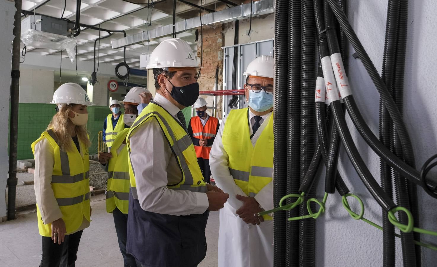 Fotos: la visita de Juanma Moreno al hospital Puerta del Mar de Cádiz