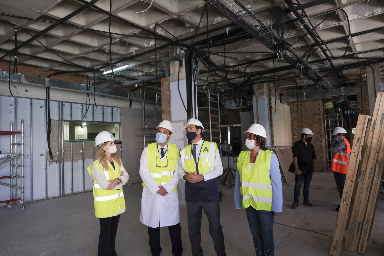 Fotos: la visita de Juanma Moreno al hospital Puerta del Mar de Cádiz