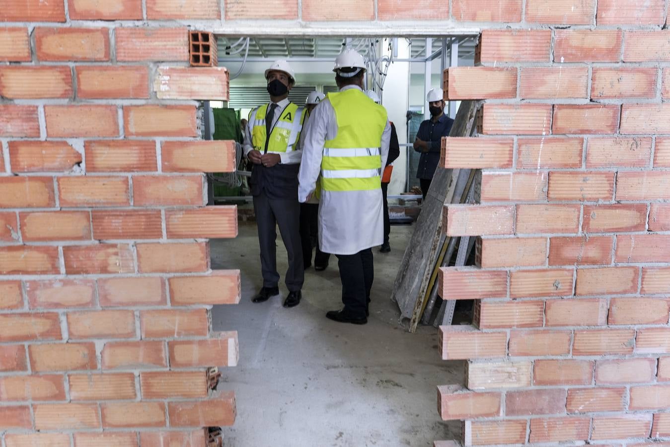 Fotos: la visita de Juanma Moreno al hospital Puerta del Mar de Cádiz