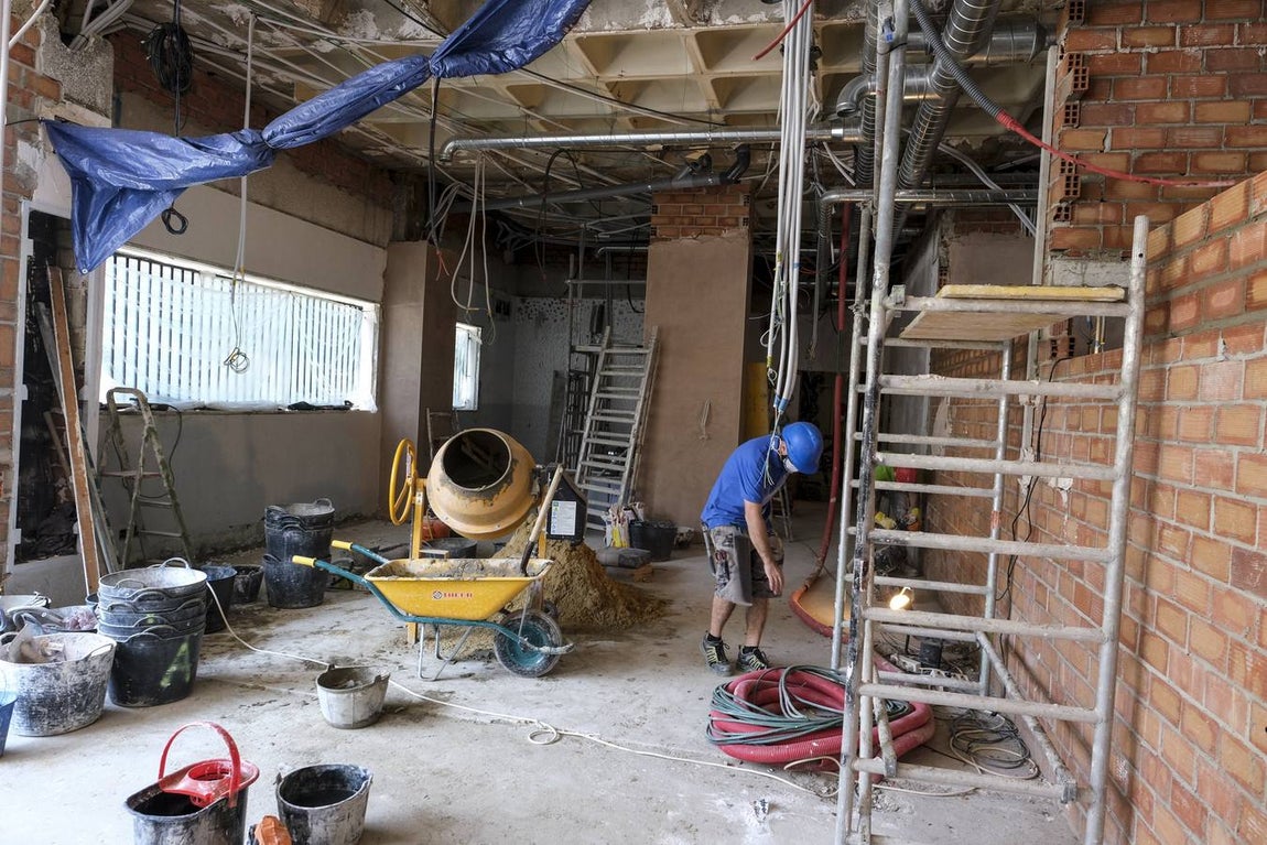 Fotos: la visita de Juanma Moreno al hospital Puerta del Mar de Cádiz