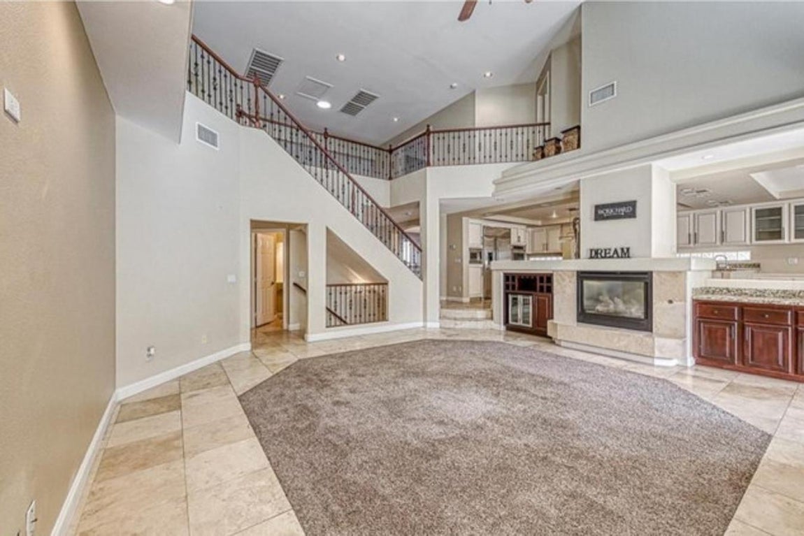 Espacios amplios y luminosos. El salón principal está repartido en dos alturas que le confieren un extra de espacio. No falta tampoco una gran chimenea.