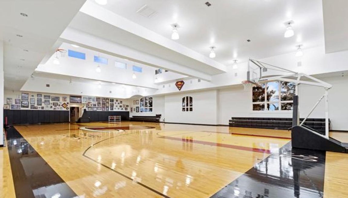 Personalizada al extremo. Distribuida en dos niveles, la casa consta de 12 dormitorios, 11 baños y todo tipo de lujos como Spa, sala de cine, gimnasio, biblioteca, sala de juegos, embarcadero y cómo no, una gran pista de baloncesto en la que Shaquille además de entrenar disputaba partidos con otras de las figuras más icónicas de la NBA.