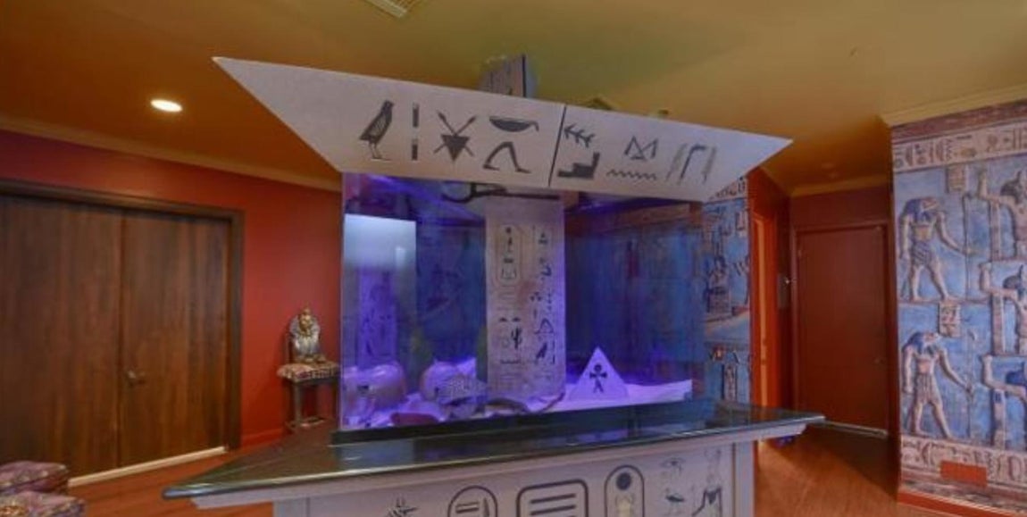 Repleta de excentricidades. Como suele ser habitual en este tipo de mansiones, no podían faltar las excentricidades. En este caso, una sala-museo dedicada al Antiguo Egipto.
