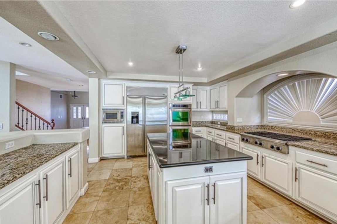 El interior, práctico y funcional. El interior es muy amplio y con una decoración más sencilla y funcional que la otra mansión. E este caso los tonos crudos se hacen con el protagonismo tanto en paredes como el mobiliario.