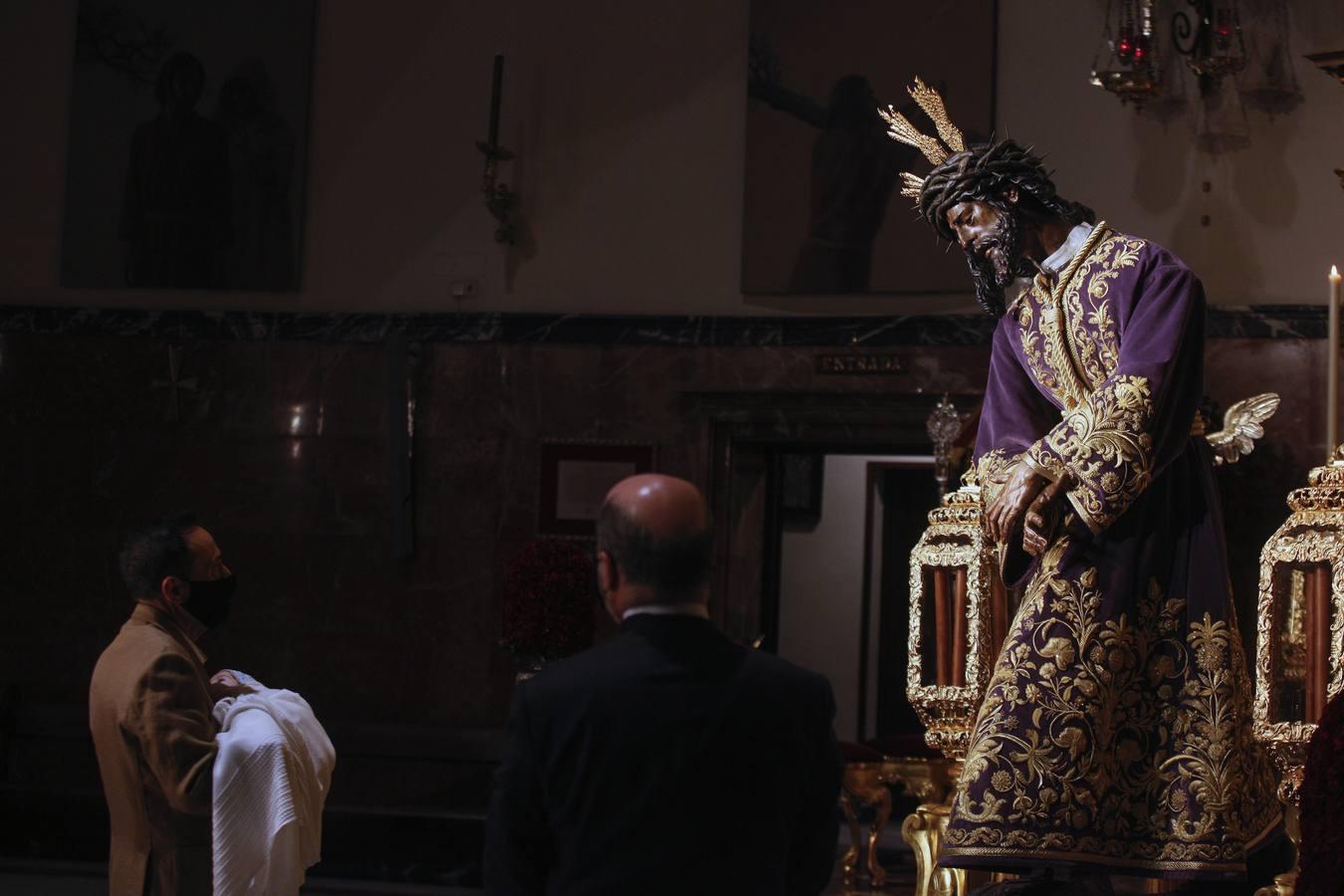 Besamanos del Gran Poder: El Señor recibe a los sevillanos en su Basílica