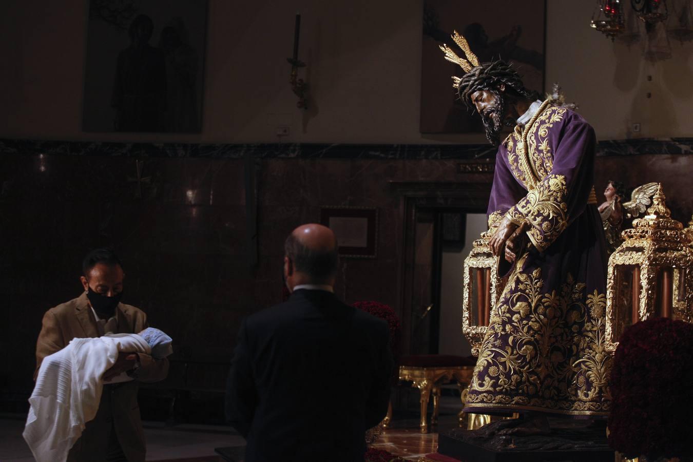 Besamanos del Gran Poder: El Señor recibe a los sevillanos en su Basílica