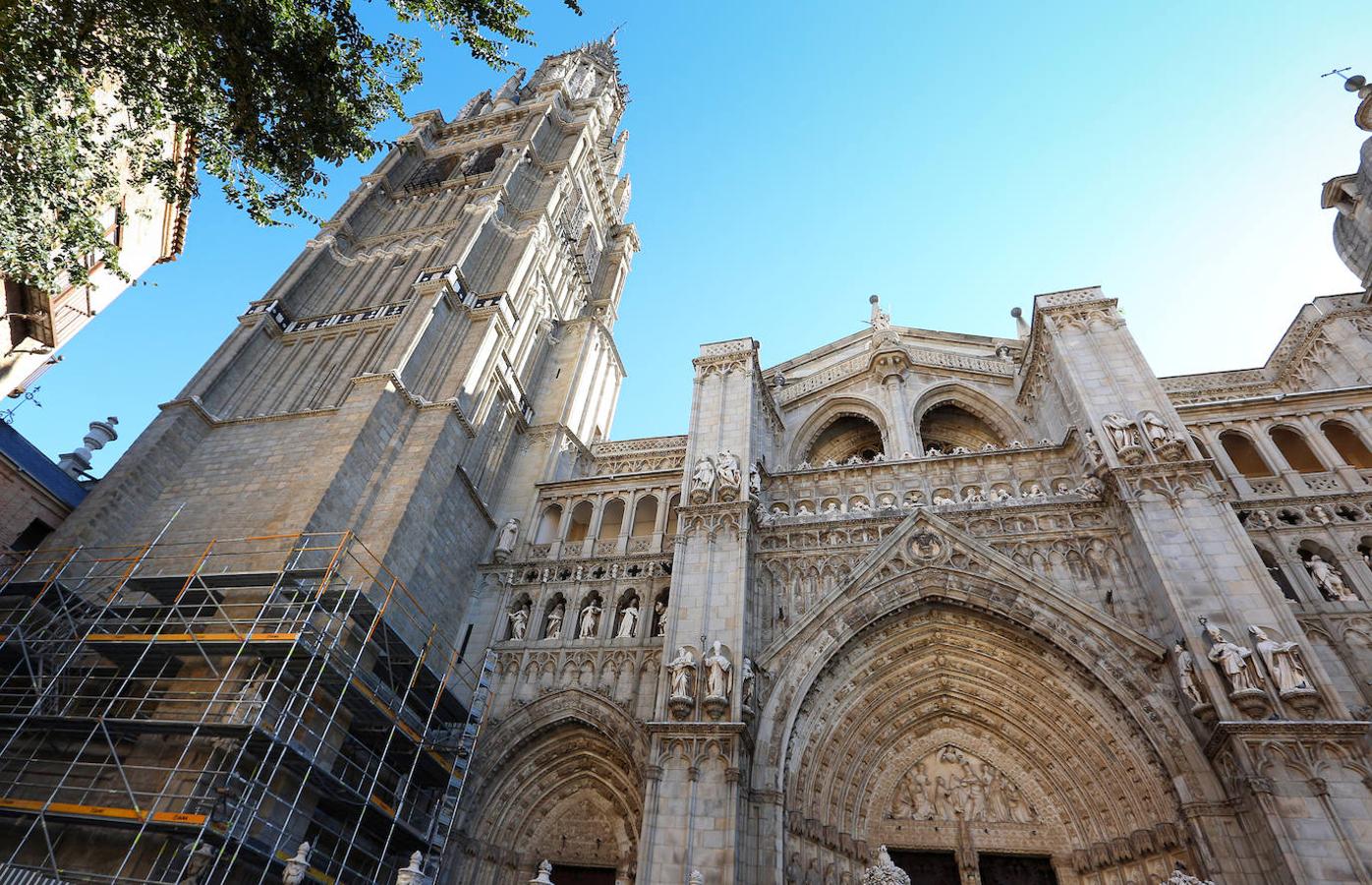 La Belleza De La Torre De La Catedral, Al Descubierto