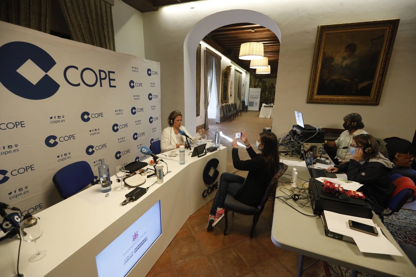 La emisión de «Fin de Semana» de Cope desde el Palacio de Viana, en imágenes