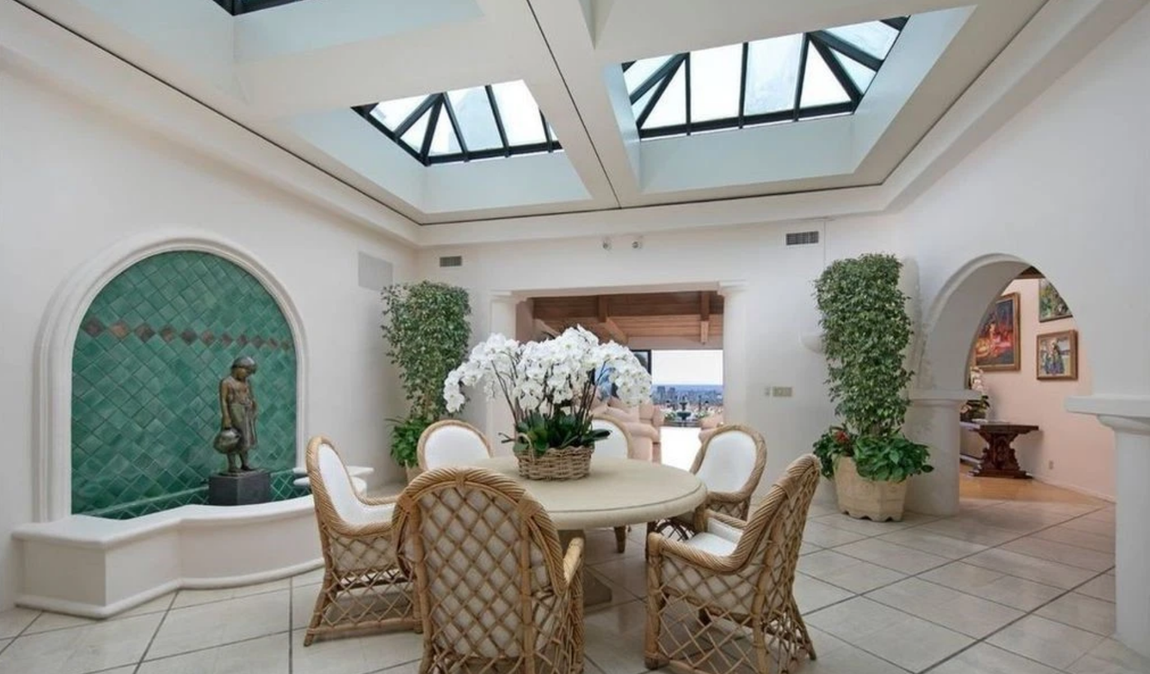 La nueva mansión hollywoodense de LeBron James. Fue en junio de este año cuando la propiedad entró de nuevo en el mercado por un precio inicial de 39 millones de dólares y, finalmente, ha sido el jugador de los Lakers quien se ha hecho con ella por 36,8 millones de dólares (31,4 millones de euros), precio que representa un descuento de un 6% del precio inicial.